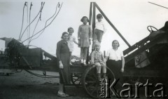 Lata 30., Comodoro Rivadavia, prowincja Chubut, Argentyna.
Rodzina Kozłowskich na wozie naftowym, m.in. Marcelina (z lewej) i Adela.
Fot. NN, zbiory Adeli Kozlowski i Eugeniusza Zacharko, reprodukcje cyfrowe w Bibliotece Polskiej im. Ignacego Domeyki w Buenos Aires (Biblioteca Polaca Ignacio Domeyko) i w Ośrodku KARTA w Warszawie.
