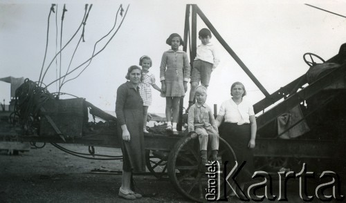 Lata 30., Comodoro Rivadavia, prowincja Chubut, Argentyna.
Rodzina Kozłowskich na wozie naftowym, m.in. Marcelina (z lewej) i Adela.
Fot. NN, zbiory Adeli Kozlowski i Eugeniusza Zacharko, reprodukcje cyfrowe w Bibliotece Polskiej im. Ignacego Domeyki w Buenos Aires (Biblioteca Polaca Ignacio Domeyko) i w Ośrodku KARTA w Warszawie.
