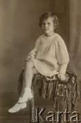 Lata 30., Buenos Aires, Argentyna.
Adela Kozłowski w atelier fotograficznym.
Fot. NN, zbiory Adeli Kozlowski i Eugeniusza Zacharko, reprodukcje cyfrowe w Bibliotece Polskiej im. Ignacego Domeyki w Buenos Aires (Biblioteca Polaca Ignacio Domeyko) i w Ośrodku KARTA w Warszawie.
