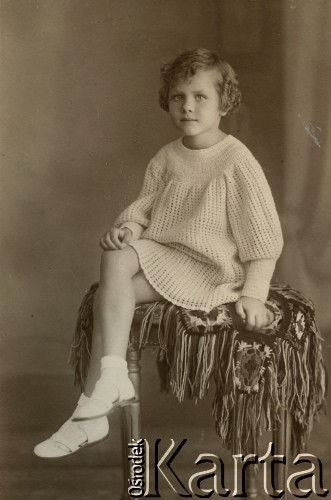 Lata 30., Buenos Aires, Argentyna.
Adela Kozłowski w atelier fotograficznym.
Fot. NN, zbiory Adeli Kozlowski i Eugeniusza Zacharko, reprodukcje cyfrowe w Bibliotece Polskiej im. Ignacego Domeyki w Buenos Aires (Biblioteca Polaca Ignacio Domeyko) i w Ośrodku KARTA w Warszawie.

