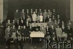 Lata 50., Comodoro Rivadavia, prowincja Chubut, Argentyna.
Związek Polaków w Domu Polskim. 
Fot. NN, zbiory Adeli Kozlowski i Eugeniusza Zacharko, reprodukcje cyfrowe w Bibliotece Polskiej im. Ignacego Domeyki w Buenos Aires (Biblioteca Polaca Ignacio Domeyko) i w Ośrodku KARTA w Warszawie.
