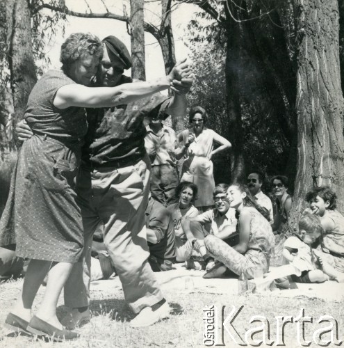 1948-1950, Kilometro 9 (Astra), Comodoro Rivadavia, prowincja Chubut, Argentyna.
Spotkanie towarzyskie. Tańczą Marcelina i Jose Kozłowscy.
Fot. NN, zbiory Adeli Kozlowski i Eugeniusza Zacharko, reprodukcje cyfrowe w Bibliotece Polskiej im. Ignacego Domeyki w Buenos Aires (Biblioteca Polaca Ignacio Domeyko) i w Ośrodku KARTA w Warszawie.
