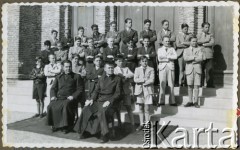 Lata 30., Kilometro 3, Comodoro Rivadavia, prowincja Chubut, Argentyna.
Colegio Salesiano Dean Funes - szkoła Salezjanów. Eugeniusz Zacharko (pierwszy z lewej).
Fot. NN, zbiory Adeli Kozlowski i Eugeniusza Zacharko, reprodukcje cyfrowe w Bibliotece Polskiej im. Ignacego Domeyki w Buenos Aires (Biblioteca Polaca Ignacio Domeyko) i w Ośrodku KARTA w Warszawie.
