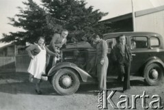 1938, Kilometro 8, Comodoro Rivadavia, prowincja Chubut, Argentyna.
Michał Zacharko (drugi z lewej) i rodzice Eugeniusza Zacharko ze znajomymi.
Fot. NN, zbiory Adeli Kozlowski i Eugeniusza Zacharko, reprodukcje cyfrowe w Bibliotece Polskiej im. Ignacego Domeyki w Buenos Aires (Biblioteca Polaca Ignacio Domeyko) i w Ośrodku KARTA w Warszawie.
