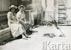 Lata 40., Kilometro 8, Comodoro Rivadavia, prowincja Chubut, Argentyna.
Asado (argentyńska odmiana grilla). Marcelina Kozłowski i szwagier Adeli Kozłowski.
Fot. NN, zbiory Adeli Kozlowski i Eugeniusza Zacharko, reprodukcje cyfrowe w Bibliotece Polskiej im. Ignacego Domeyki w Buenos Aires (Biblioteca Polaca Ignacio Domeyko) i w Ośrodku KARTA w Warszawie.
