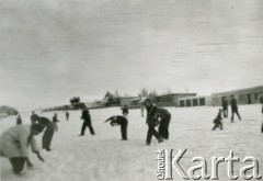 Lata 40., Kilometro 8, Comodoro Rivadavia, prowincja Chubut, Argentyna.
Zabawa na śniegu.
Fot. NN, zbiory Adeli Kozlowski i Eugeniusza Zacharko, reprodukcje cyfrowe w Bibliotece Polskiej im. Ignacego Domeyki w Buenos Aires (Biblioteca Polaca Ignacio Domeyko) i w Ośrodku KARTA w Warszawie.
