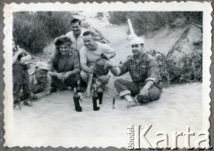 Lata 60., Kilometro 8, Comodoro Rivadavia, prowincja Chubut, Argentyna.
Eugeniusz Zacharko (pierwszy z lewej) z przyjaciółmi.
Fot. NN, zbiory Adeli Kozlowski i Eugeniusza Zacharko, reprodukcje cyfrowe w Bibliotece Polskiej im. Ignacego Domeyki w Buenos Aires (Biblioteca Polaca Ignacio Domeyko) i w Ośrodku KARTA w Warszawie.