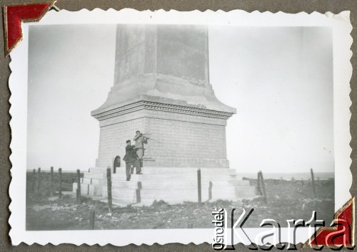 Lata 60., kilometro 8, Comodoro Rivadavia, prowincja Chubut, Argentyna.
Mężczyźni przy latarni morskiej (Faro San Jorge).
Fot. NN, zbiory Adeli Kozlowski i Eugeniusza Zacharko, reprodukcje cyfrowe w Bibliotece Polskiej im. Ignacego Domeyki w Buenos Aires (Biblioteca Polaca Ignacio Domeyko) i w Ośrodku KARTA w Warszawie.
