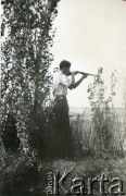 Lata 40., Kilometro 8, Comodoro Rivadavia, prowincja Chubut, Argentyna.
Jose Roberto Kozłowski w czasie polowania na perliczki.
Fot. NN, zbiory Adeli Kozlowski i Eugeniusza Zacharko, reprodukcje cyfrowe w Bibliotece Polskiej im. Ignacego Domeyki w Buenos Aires (Biblioteca Polaca Ignacio Domeyko) i w Ośrodku KARTA w Warszawie.
