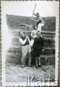 Lata 40., Sarmiento, prowincja Chubut, Argentyna.
Eugiusz Zacharko (na górze), Adela Kozłowski, Marcelina Kozłowski i Jose Roberto Kozłowski.
Fot. NN, zbiory Adeli Kozlowski i Eugeniusza Zacharko, reprodukcje cyfrowe w Bibliotece Polskiej im. Ignacego Domeyki w Buenos Aires (Biblioteca Polaca Ignacio Domeyko) i w Ośrodku KARTA w Warszawie.
