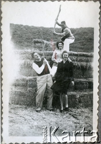 Lata 40., Sarmiento, prowincja Chubut, Argentyna.
Eugiusz Zacharko (na górze), Adela Kozłowski, Marcelina Kozłowski i Jose Roberto Kozłowski.
Fot. NN, zbiory Adeli Kozlowski i Eugeniusza Zacharko, reprodukcje cyfrowe w Bibliotece Polskiej im. Ignacego Domeyki w Buenos Aires (Biblioteca Polaca Ignacio Domeyko) i w Ośrodku KARTA w Warszawie.
