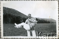 Lata 40., Kilometro 8, Comodoro Rivadavia, prowincja Chubut, Argentyna.
Eugeniusz Zacharko (stoi) z przyjacielem.
Fot. NN, zbiory Adeli Kozlowski i Eugeniusza Zacharko, reprodukcje cyfrowe w Bibliotece Polskiej im. Ignacego Domeyki w Buenos Aires (Biblioteca Polaca Ignacio Domeyko) i w Ośrodku KARTA w Warszawie.
