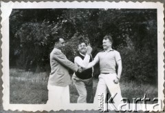 Lata 40., Kilometro 8, Comodoro Rivadavia, prowincja Chubut, Argentyna.
Eugeniusz Zacharko (z prawej), Jose Roberto Kozłowski (w środku) i Amigo.
Fot. NN, zbiory Adeli Kozlowski i Eugeniusza Zacharko, reprodukcje cyfrowe w Bibliotece Polskiej im. Ignacego Domeyki w Buenos Aires (Biblioteca Polaca Ignacio Domeyko) i w Ośrodku KARTA w Warszawie.
