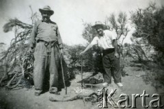 Lata 40., Comodoro Rivadavia, prowincja Chubut, Argentyna.
Michał Zacharko (z prawej) i Jose Roberto Kozłowski.
Fot. NN, zbiory Adeli Kozlowski i Eugeniusza Zacharko, reprodukcje cyfrowe w Bibliotece Polskiej im. Ignacego Domeyki w Buenos Aires (Biblioteca Polaca Ignacio Domeyko) i w Ośrodku KARTA w Warszawie.
