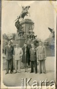 1948-1949, Mendoza, prowincja Mendoza, Argentyna.
Podróż poślubna Adeli Kozlowski i Eugeniusza Zacharko. W tle pomnik generała José de San Martín na placu jego imienia. 
Fot. NN, zbiory Adeli Kozlowski i Eugeniusza Zacharko, reprodukcje cyfrowe w Bibliotece Polskiej im. Ignacego Domeyki w Buenos Aires (Biblioteca Polaca Ignacio Domeyko) i w Ośrodku KARTA w Warszawie.
