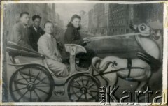 1948-1949, Buenos Aires, Argentyna.
Adela Kozłowski i Eugeniusz Zacharko (z przodu) ze znajomymi.
Fot. NN, zbiory Adeli Kozlowski i Eugeniusza Zacharko, reprodukcje cyfrowe w Bibliotece Polskiej im. Ignacego Domeyki w Buenos Aires (Biblioteca Polaca Ignacio Domeyko) i w Ośrodku KARTA w Warszawie.
