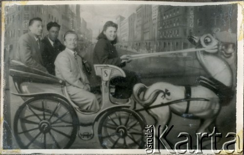 1948-1949, Buenos Aires, Argentyna.
Adela Kozłowski i Eugeniusz Zacharko (z przodu) ze znajomymi.
Fot. NN, zbiory Adeli Kozlowski i Eugeniusza Zacharko, reprodukcje cyfrowe w Bibliotece Polskiej im. Ignacego Domeyki w Buenos Aires (Biblioteca Polaca Ignacio Domeyko) i w Ośrodku KARTA w Warszawie.
