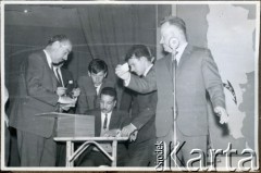 Lata 50., Kilometro 8, Comodoro Rivadavia, prowincja Chubut, Argentyna.
Eugeniusz Zacharko śpiewa.
Fot. NN, zbiory Adeli Kozlowski i Eugeniusza Zacharko, reprodukcje cyfrowe w Bibliotece Polskiej im. Ignacego Domeyki w Buenos Aires (Biblioteca Polaca Ignacio Domeyko) i w Ośrodku KARTA w Warszawie.
