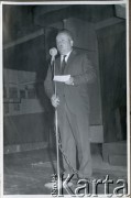 Lata 50., Kilometro 8, Comodoro Rivadavia, prowincja Chubut, Argentyna.
Eugeniusz Zacharko śpiewa.
Fot. NN, zbiory Adeli Kozlowski i Eugeniusza Zacharko, reprodukcje cyfrowe w Bibliotece Polskiej im. Ignacego Domeyki w Buenos Aires (Biblioteca Polaca Ignacio Domeyko) i w Ośrodku KARTA w Warszawie.
