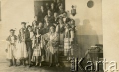 1920-1922, Buenos Aires, Argentyna.
Zespół teatralny. Jan Samoluta (z wąsami).
Fot. NN, zbiory Ireny Milek, reprodukcje cyfrowe w Bibliotece Polskiej im. Ignacego Domeyki w Buenos Aires (Biblioteca Polaca Ignacio Domeyko) i w Ośrodku KARTA w Warszawie.