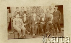 1930, Comodoro Rivadavia, prowincja Chubut, Argentyna.
Zarząd Domu Polskiego. Stanisław Leniek (stoi pierwszy z prawej), Władysław Koprowski (siedzi pierwszy z prawej), Jan Samoluta (siedzi drugi z prawej), Stefan Koprowski (siedzi trzeci z prawej), Józef Batko (drugi z lewej).
Fot. NN, zbiory Ireny Milek, reprodukcje cyfrowe w Bibliotece Polskiej im. Ignacego Domeyki w Buenos Aires (Biblioteca Polaca Ignacio Domeyko) i w Ośrodku KARTA w Warszawie.
