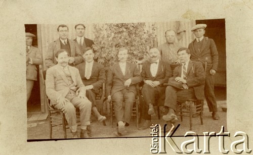 1930, Comodoro Rivadavia, prowincja Chubut, Argentyna.
Zarząd Domu Polskiego. Stanisław Leniek (stoi pierwszy z prawej), Władysław Koprowski (siedzi pierwszy z prawej), Jan Samoluta (siedzi drugi z prawej), Stefan Koprowski (siedzi trzeci z prawej), Józef Batko (drugi z lewej).
Fot. NN, zbiory Ireny Milek, reprodukcje cyfrowe w Bibliotece Polskiej im. Ignacego Domeyki w Buenos Aires (Biblioteca Polaca Ignacio Domeyko) i w Ośrodku KARTA w Warszawie.
