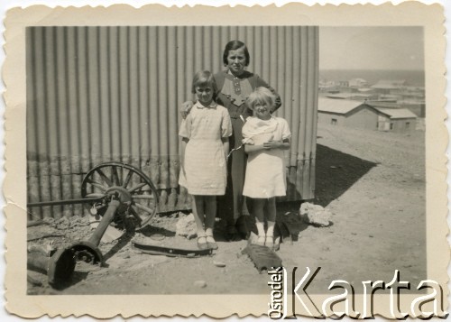 1936, Comodoro Rivadavia, prowincja Chubut, Argentyna.
Dom Polski. Irena Milek z matką Cecylią.
Fot. NN, zbiory Ireny Milek, reprodukcje cyfrowe w Bibliotece Polskiej im. Ignacego Domeyki w Buenos Aires (Biblioteca Polaca Ignacio Domeyko) i w Ośrodku KARTA w Warszawie.