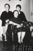 10.06.1963, Comodoro Rivadavia, prowincja Chubut, Argentyna.
Cecylia Batko - matka Ireny Milek z wnukami Ryszardem i Krystyną.
Fot. NN, zbiory Ireny Milek, reprodukcje cyfrowe w Bibliotece Polskiej im. Ignacego Domeyki w Buenos Aires (Biblioteca Polaca Ignacio Domeyko) i w Ośrodku KARTA w Warszawie.