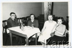 1958, Comodoro Rivadavia, prowincja Chubut, Argentyna.
Dom Polski. Krystyna - córka Ireny Milek (pierwsza z prawej), Jadwiga (druga z prawej) i rodzice Ireny Milek.
Fot. NN, zbiory Ireny Milek, reprodukcje cyfrowe w Bibliotece Polskiej im. Ignacego Domeyki w Buenos Aires (Biblioteca Polaca Ignacio Domeyko) i w Ośrodku KARTA w Warszawie.