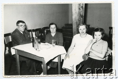 1958, Comodoro Rivadavia, prowincja Chubut, Argentyna.
Dom Polski. Krystyna - córka Ireny Milek (pierwsza z prawej), Jadwiga (druga z prawej) i rodzice Ireny Milek.
Fot. NN, zbiory Ireny Milek, reprodukcje cyfrowe w Bibliotece Polskiej im. Ignacego Domeyki w Buenos Aires (Biblioteca Polaca Ignacio Domeyko) i w Ośrodku KARTA w Warszawie.