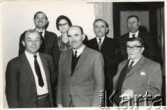 2.05.1965, Comodoro Rivadavia, prowincja Chubut, Argentyna.
Zarząd Domu Polskiego. Robert Szymański (w drugim rzędzie, pierwszy z lewej), Janina Koprowska, pan Socha (w środku w pierwszym rzędzie), Władysław Koprowski (pierwszy z prawej) - ojczym Ireny Milek.
Fot. NN, zbiory Ireny Milek, reprodukcje cyfrowe w Bibliotece Polskiej im. Ignacego Domeyki w Buenos Aires (Biblioteca Polaca Ignacio Domeyko) i w Ośrodku KARTA w Warszawie.