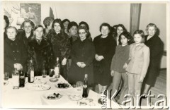 Lata 60., Comodoro Rivadavia, prowincja Chubut, Argentyna.
Polki w Domu Polskim. Pani Dola (piąta z prawej), matka Ireny Milek (pierwsza z lewej), pani Rejkowa (druga z lewej).
Fot. NN, zbiory Ireny Milek, reprodukcje cyfrowe w Bibliotece Polskiej im. Ignacego Domeyki w Buenos Aires (Biblioteca Polaca Ignacio Domeyko) i w Ośrodku KARTA w Warszawie.