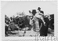 1935, Comodoro Rivadavia, prowincja Chubut, Argentyna.
Piknik, Marianna Koprowska (siedzi z lewej) - babcia Enrique Koprowskiego, Stefan Koprowski (na pierwszym planie) - dziadek Enrique Koprowskiego, Janina Koprowska  (stoi z prawej) - córka Marianny i Stefana Koprowskich.
Fot. NN, zbiory Enrique Koprowskiego, reprodukcje cyfrowe w Bibliotece Polskiej im. Ignacego Domeyki w Buenos Aires (Biblioteca Polaca Ignacio Domeyko) i w Ośrodku KARTA w Warszawie.