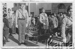 1958, Comodoro Rivadavia, prowincja Chubut, Argentyna.
Enrique Koprowski (pierwszy z lewej) jako harcerz.
Fot. NN, zbiory Enrique Koprowskiego, reprodukcje cyfrowe w Bibliotece Polskiej im. Ignacego Domeyki w Buenos Aires (Biblioteca Polaca Ignacio Domeyko) i w Ośrodku KARTA w Warszawie.