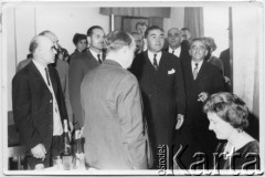 1966, Comodoro Rivadavia, prowincja Chubut, Argentyna.
Inauguracja Avenida Polonia (ulica Polska). Przyjęcie w Domu Polskim. Pan Pacck (pierwszy z prawej, z papierosem), Franciszek Leniek (z tyłu, z prawej), gubernator prowincji Chubut (drugi z lewej), Eugenia Koprowski (pierwsza z prawej), Jan Józef Koprowski (trzeci z lewej), Stanisław Leniek (pierwszy z lewej) - mąż Janiny Koprowski.
Fot. NN, zbiory Enrique Koprowskiego, reprodukcje cyfrowe w Bibliotece Polskiej im. Ignacego Domeyki w Buenos Aires (Biblioteca Polaca Ignacio Domeyko) i w Ośrodku KARTA w Warszawie.
