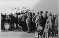 1966, Comodoro Rivadavia, prowincja Chubut, Argentyna.
Inauguracja Avenida Polonia (ulica Polska). Pan Twardowski (pierwszy z prawej), Eugeniusz Zacharko (w środku, z wąsami).
Fot. NN, zbiory Enrique Koprowskiego, reprodukcje cyfrowe w Bibliotece Polskiej im. Ignacego Domeyki w Buenos Aires (Biblioteca Polaca Ignacio Domeyko) i w Ośrodku KARTA w Warszawie.