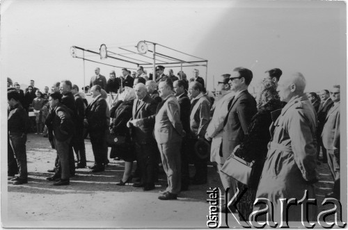 1966, Comodoro Rivadavia, prowincja Chubut, Argentyna.
Inauguracja Avenida Polonia (ulica Polska). Pan Twardowski (pierwszy z prawej), Eugeniusz Zacharko (w środku, z wąsami).
Fot. NN, zbiory Enrique Koprowskiego, reprodukcje cyfrowe w Bibliotece Polskiej im. Ignacego Domeyki w Buenos Aires (Biblioteca Polaca Ignacio Domeyko) i w Ośrodku KARTA w Warszawie.
