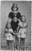 1944 lub 1945, Argentyna.
Janina Koprowski (w środku), Eugenia Leniek (pierwsza z prawej) i Zofia Leniek.
Fot. NN, zbiory Enrique Koprowskiego, reprodukcje cyfrowe w Bibliotece Polskiej im. Ignacego Domeyki w Buenos Aires (Biblioteca Polaca Ignacio Domeyko) i w Ośrodku KARTA w Warszawie.