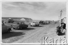 1966, Comodoro Rivadavia, prowincja Chubut, Argentyna.
Inauguracja Avenida Polonia (ulica Polska).
Fot. NN, zbiory Enrique Koprowskiego, reprodukcje cyfrowe w Bibliotece Polskiej im. Ignacego Domeyki w Buenos Aires (Biblioteca Polaca Ignacio Domeyko) i w Ośrodku KARTA w Warszawie.