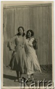 1933, Comodoro Rivadavia, prowincja Chubut, Argentyna.
Janina Koprowski (z lewej) z koleżanką. W tle Dom Polski.
Fot. NN, zbiory Enrique Koprowskiego, reprodukcje cyfrowe w Bibliotece Polskiej im. Ignacego Domeyki w Buenos Aires (Biblioteca Polaca Ignacio Domeyko) i w Ośrodku KARTA w Warszawie.
