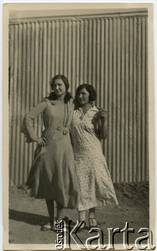 1933, Comodoro Rivadavia, prowincja Chubut, Argentyna.
Janina Koprowski (z lewej) z koleżanką. W tle Dom Polski.
Fot. NN, zbiory Enrique Koprowskiego, reprodukcje cyfrowe w Bibliotece Polskiej im. Ignacego Domeyki w Buenos Aires (Biblioteca Polaca Ignacio Domeyko) i w Ośrodku KARTA w Warszawie.
