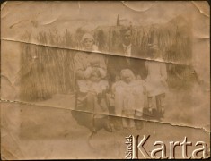 1918 lub 1919, Bahia Solano, Argentyna.
Marianna i Stefan Koprowscy z dziećmi: Janiną (pierwsza z prawej), Eugenią (przy ojcu) i Wandą.
Fot. NN, zbiory Enrique Koprowskiego, reprodukcje cyfrowe w Bibliotece Polskiej im. Ignacego Domeyki w Buenos Aires (Biblioteca Polaca Ignacio Domeyko) i w Ośrodku KARTA w Warszawie.
