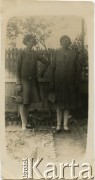 1933, Kilometro 3, Comodoro Rivadavia, prowincja Chubut, Argentyna.
Marianna Koprowski (z prawej) z córką Janiną Koprowski.
Fot. NN, zbiory Enrique Koprowskiego, reprodukcje cyfrowe w Bibliotece Polskiej im. Ignacego Domeyki w Buenos Aires (Biblioteca Polaca Ignacio Domeyko) i w Ośrodku KARTA w Warszawie.