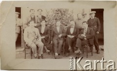 1930, Comodoro Rivadavia, prowincja Chubut, Argentyna.
Zarząd Domu Polskiego. Stanisław Leniek (stoi pierwszy z prawej), Władysław Koprowski (siedzi pierwszy z prawej), Jan Samoluta (siedzi drugi z prawej), Stefan Koprowski (siedzi trzeci z prawej).
Fot. NN, zbiory Enrique Koprowskiego, reprodukcje cyfrowe w Bibliotece Polskiej im. Ignacego Domeyki w Buenos Aires (Biblioteca Polaca Ignacio Domeyko) i w Ośrodku KARTA w Warszawie.