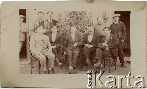 1930, Comodoro Rivadavia, prowincja Chubut, Argentyna.
Zarząd Domu Polskiego. Stanisław Leniek (stoi pierwszy z prawej), Władysław Koprowski (siedzi pierwszy z prawej), Jan Samoluta (siedzi drugi z prawej), Stefan Koprowski (siedzi trzeci z prawej).
Fot. NN, zbiory Enrique Koprowskiego, reprodukcje cyfrowe w Bibliotece Polskiej im. Ignacego Domeyki w Buenos Aires (Biblioteca Polaca Ignacio Domeyko) i w Ośrodku KARTA w Warszawie.