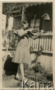 Lata 30., Kilometro 3, Comodoro Rivadavia, prowincja Chubut, Argentyna.
Wanda Koprowski.
Fot. NN, zbiory Enrique Koprowskiego, reprodukcje cyfrowe w Bibliotece Polskiej im. Ignacego Domeyki w Buenos Aires (Biblioteca Polaca Ignacio Domeyko) i w Ośrodku KARTA w Warszawie.