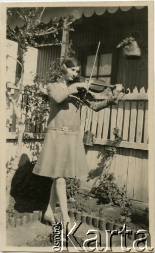 Lata 30., Kilometro 3, Comodoro Rivadavia, prowincja Chubut, Argentyna.
Wanda Koprowski.
Fot. NN, zbiory Enrique Koprowskiego, reprodukcje cyfrowe w Bibliotece Polskiej im. Ignacego Domeyki w Buenos Aires (Biblioteca Polaca Ignacio Domeyko) i w Ośrodku KARTA w Warszawie.