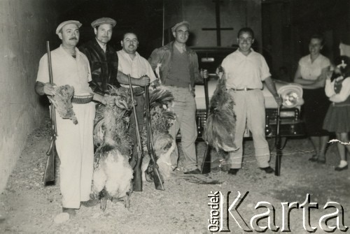 1957 lub 1958, Comodoro Rivadavia, prowincja Chubut, Argentyna.
Jan Józef Koprowski (drugi z lewej) - ojciec Enrigue Koprowskiego - z kolegami podczas polowania na strusie i perliczki.
Fot. NN, zbiory Enrique Koprowskiego, reprodukcje cyfrowe w Bibliotece Polskiej im. Ignacego Domeyki w Buenos Aires (Biblioteca Polaca Ignacio Domeyko) i w Ośrodku KARTA w Warszawie.


