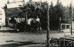 1957 lub 1958, Pico Salamanca, Argentyna.
Jadwiga Koprowski (pierwsza z prawej z torebką) - matka Enrique Koprowskiego - na wakacjach.
Fot. NN, zbiory Enrique Koprowskiego, reprodukcje cyfrowe w Bibliotece Polskiej im. Ignacego Domeyki w Buenos Aires (Biblioteca Polaca Ignacio Domeyko) i w Ośrodku KARTA w Warszawie.
