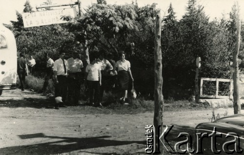 1957 lub 1958, Pico Salamanca, Argentyna.
Jadwiga Koprowski (pierwsza z prawej z torebką) - matka Enrique Koprowskiego - na wakacjach.
Fot. NN, zbiory Enrique Koprowskiego, reprodukcje cyfrowe w Bibliotece Polskiej im. Ignacego Domeyki w Buenos Aires (Biblioteca Polaca Ignacio Domeyko) i w Ośrodku KARTA w Warszawie.
